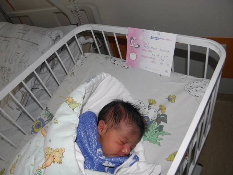 Karolinka se narodila 4. října mamince Dominice Pásztorové z Orlové. Po porodu dítě vážilo 2730 g a měřilo 47 cm.