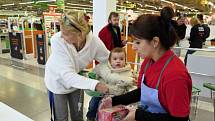 V sobotu se konal 4. ročník Národní potravinové sbírky. Armáda spásy v Havířově se do této celorepublikové humanitární akce zapojuje od jejího vzniku. Místem, kde zájemci mohli přispět, bylo již tradičně obchodní centrum Globus.