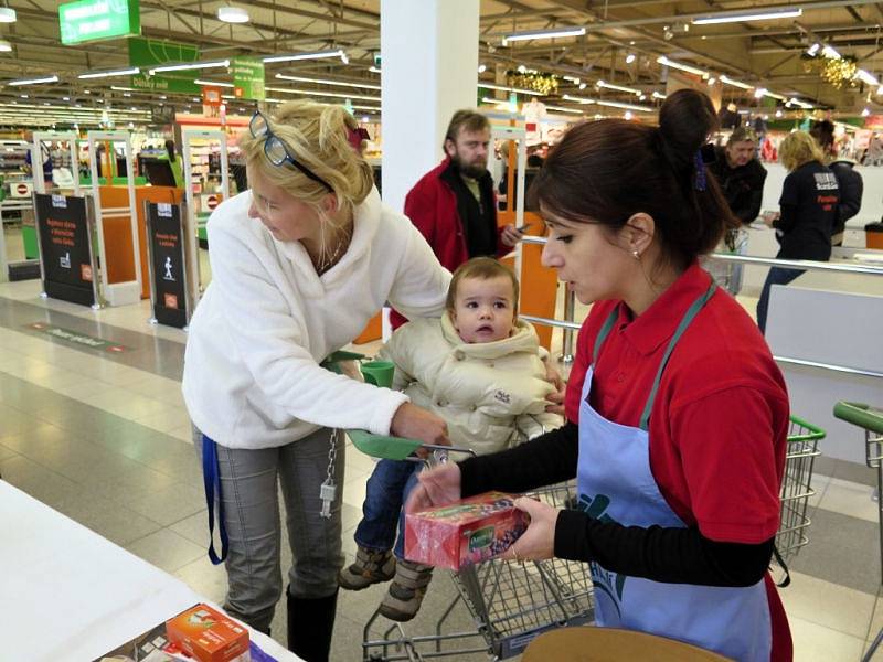 V sobotu se konal 4. ročník Národní potravinové sbírky. Armáda spásy v Havířově se do této celorepublikové humanitární akce zapojuje od jejího vzniku. Místem, kde zájemci mohli přispět, bylo již tradičně obchodní centrum Globus.