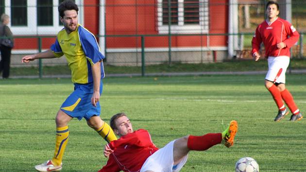 Sobotní derby číslo 2: Stonava - ČSAD Havířov (v červeném).