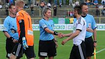 Karviná (v bílém) porazila hladce Pardubice 3:0.