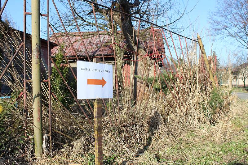 Tři různě dlouhé trasy zdolávali turisté pěšky, během, na koloběžkách i s kočárky.