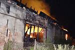 Sedm jednotek hasičů zasahovalo od sobotního večera do nedělního rána u požáru zemědělského skladu v Dolní Lutyni.