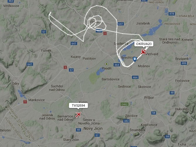 Snímek ze serveru Flightradar24 zachycuje oba letouny v době přistání, každý z jiné strany ostravského letiště v Mošnově. A320 označený TVS2594 z jihu musel přistání přerušit a opakovat. 