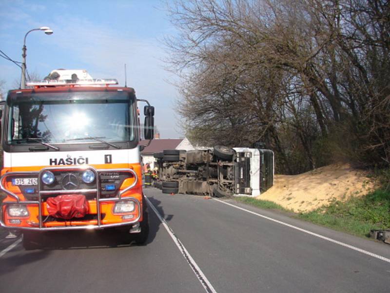 Nehoda osobního automobilu s kamionem v Bohumíně. 