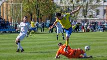 Bohumínští (ve žlutém) si ve vyostřeném derby poradili s Dětmarovicemi.