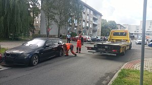 V Havířově začali odtahovat auta překážející v ulicích. Srpen 2023.