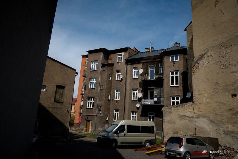 Fotoprocházka za českotěšínskou historickou architekturou, která pamatuje dějiny.