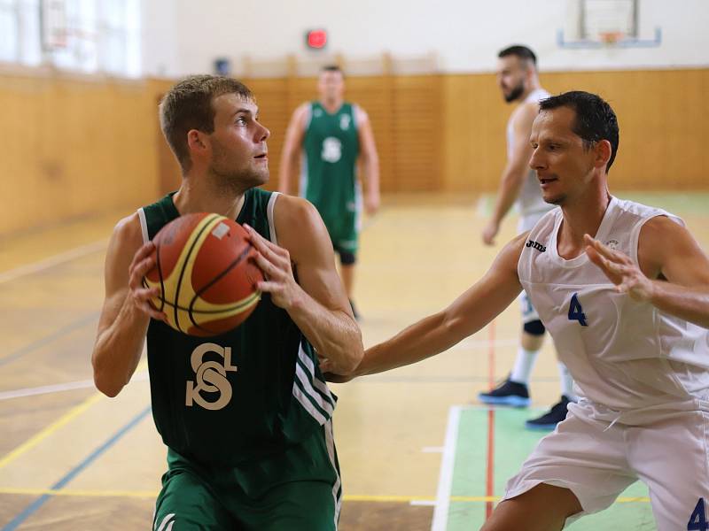 Basketbalisté Karviné (v zeleném) zdolali VŠB Ostrava a skončili na Emil Cupu druzí.