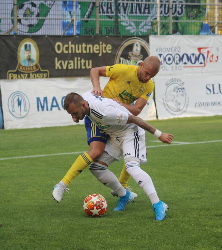 Karvinští fotbalisté (v bílém) vyhráli ve Zlíně jasně 4:1.