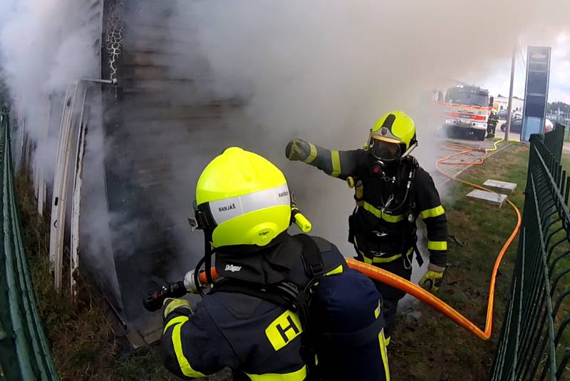 Požár skladu autoservisu poblíž Ostravské ulice v Havířově.