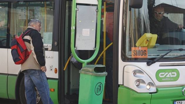 Na smogovou situaci upozorňují obyvatele cedulky za čelním sklem autobusů.