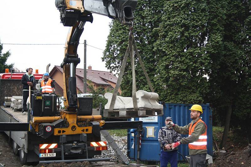 Karvinská socha puttů s delfínem a fontánkou se vrátila na své původní místo v kašně v karvinském zámeckém parku.