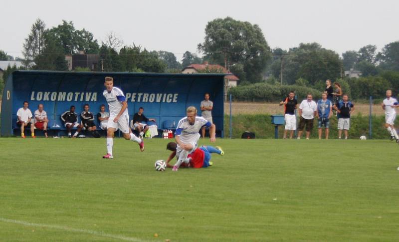 Petrovice (v bílém) podlehly v poháru Vítkovicím 0:1.