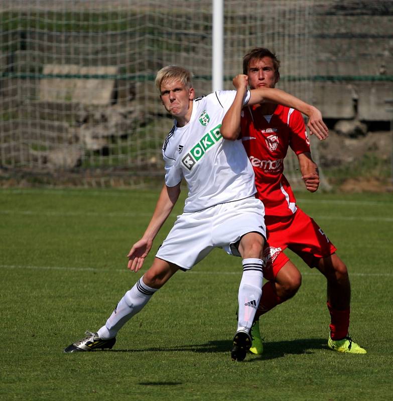 Fotbaloví dorostenci Karviné (v bílém) porazili doma Pardubice.