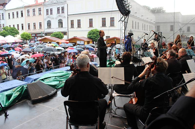 V sobotu se na Masarykově náměstí v rámci oslav Dnů Karviné představil pěvecký soubor Permoník.