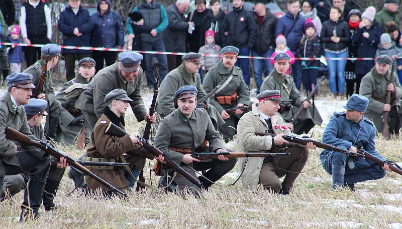 100 let od tzv. Sedmidenní války mezi Českem a Polskem o slezské území připomněla v sobotu odpoledne rekonstrukce válečné bitvy, která se konala v polském Skočově za účasti polských i českých vojensko-historických skupin.