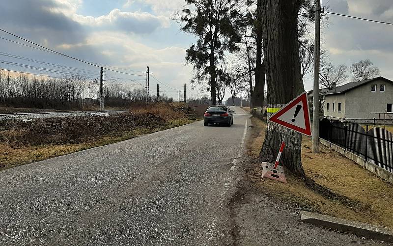 Petrovice u Karviné. Radnice chce po kraji, aby opravil silnici, která vede napříč obcí. V někerých úsecích je ve velmi špatném stavu. Rok 2022.