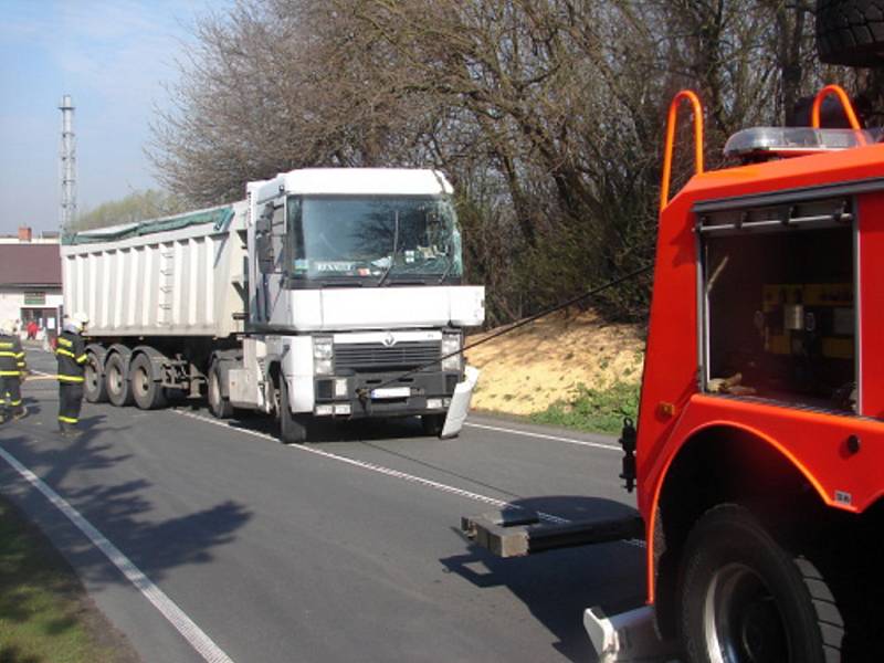 Nehoda osobního automobilu s kamionem v Bohumíně. 