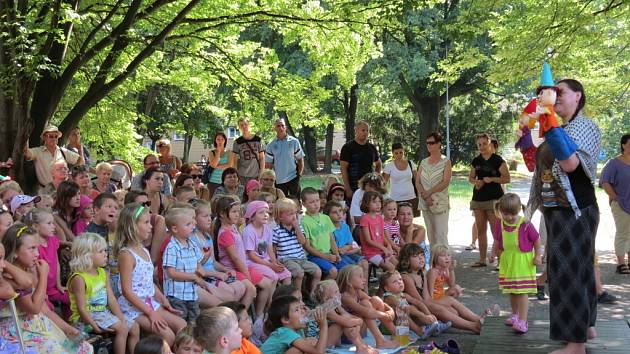 Pohádka pro děti a promenádní koncert pro dospělé v parku za KD Radost. 