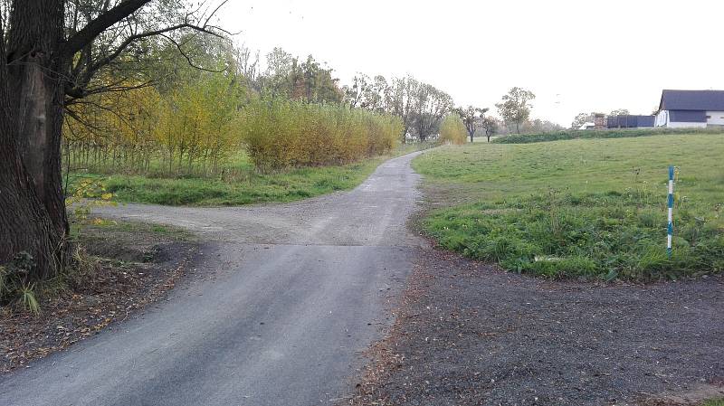 Nová cyklostezka v Havířově, která cyklostezkou není. Bez značek může cyklista vjet na soukromý pozemek.