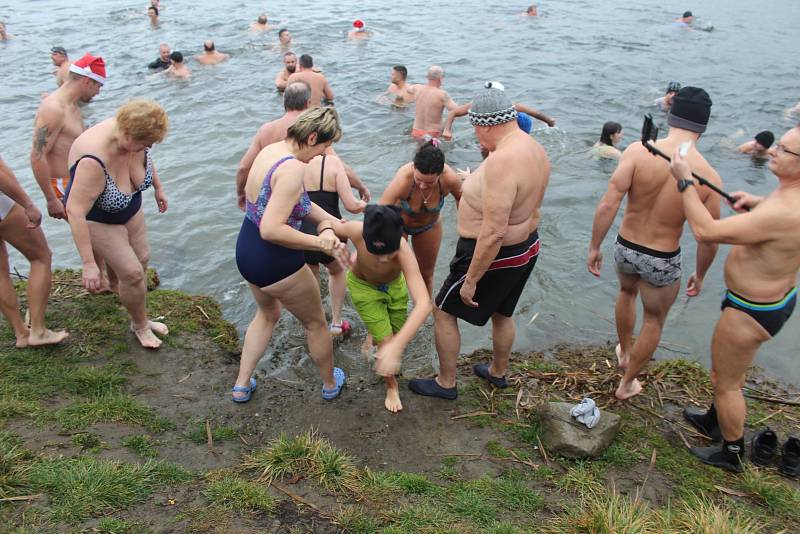 Otužilce v Karviné neodradil na Štědrý den ani déšť, tradice je tradice