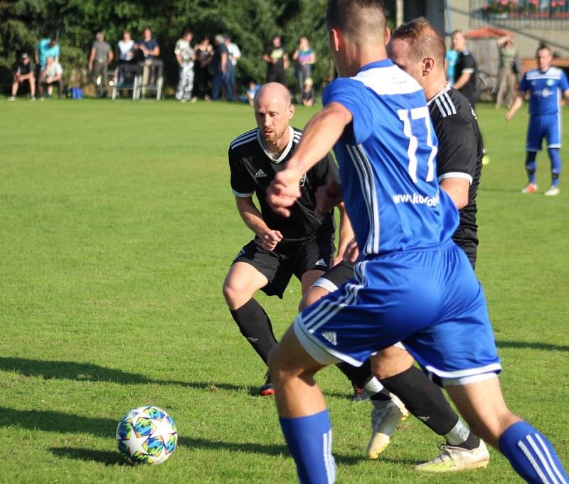 Derby o vedení v I.B třídě zvládly Věřňovice (v modrém), které porazily Záblatí 3:2.