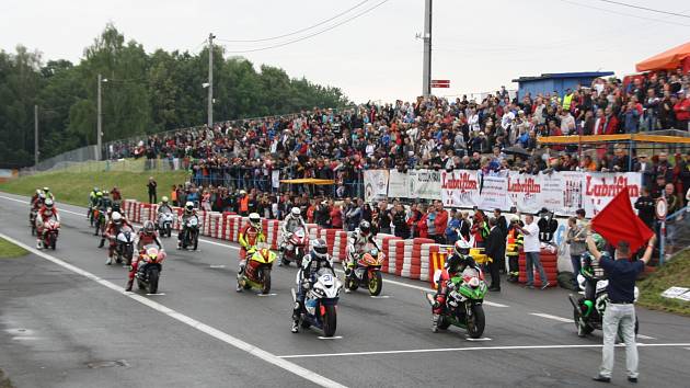 Motorky jsou připraveny na startu. Další ročník kahance může začít.