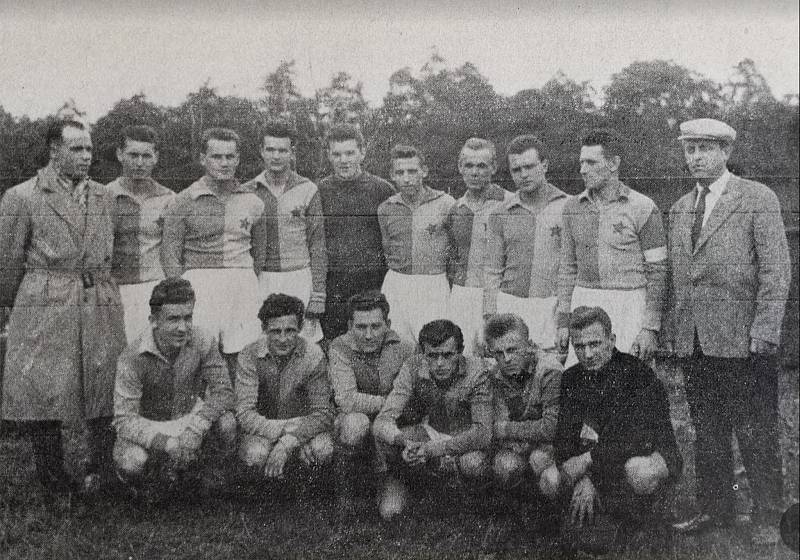 SK Slavia r. 1960. Nahoře zleva: Kozubek, Moravčík, Řempiel, V. Santarius, Pavlů,  Zatloukal, Šebesta, ing. Tomáš, Krajina, trenér Pospíšil. Dole zleva: ing. Vojnar, Honzátko, Madecký, Holeš, Tobola, Pospiech.