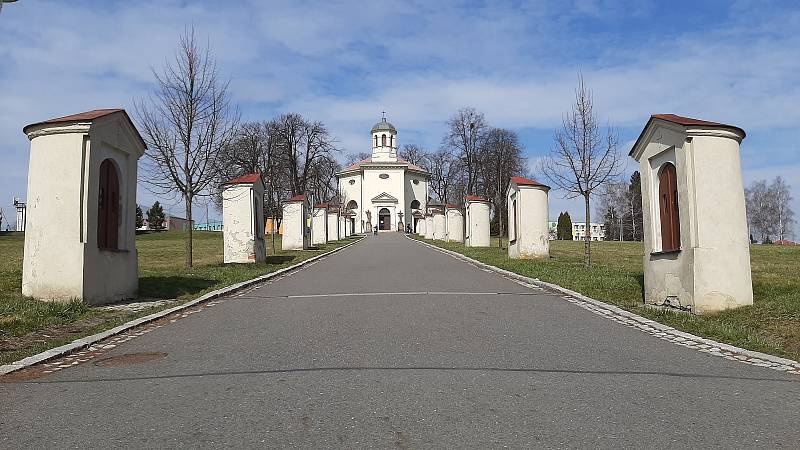 Křížová cesta vedoucí ke kostelu sv Jindřicha v Petřvaldu na Karvinsku.