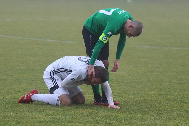 Karvinští fotbalisté (v bílém) vyhráli v Příbrami 1:0.