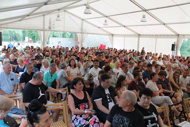 Areál u jezírka v parku Boženy Němcové nese název Lodičky, provozuje ho sdružení Dokořán a je oblíbeným místem mnoha akcí i pohodového posezení.