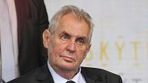 Prezident Miloš Zeman při návštěvě Českého Těšína z pódia mluvil k lidem na náměstí.