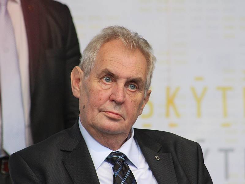 Prezident Miloš Zeman při návštěvě Českého Těšína z pódia mluvil k lidem na náměstí.