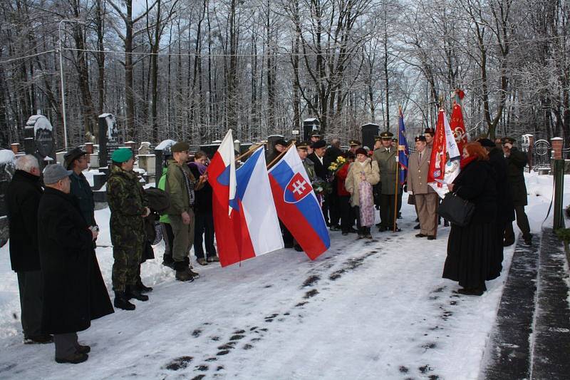 Devadesát šest let od konce tzv. Sedmidenní války si v sobotu dopoledne v Orlové připomněli zástupci Československé obce legionářské, České a slovenské obce dělostřelecké a České obce sokolské, pracovníci Muzea Těšínska, místní politici i veřejnost.