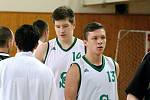 Karvinští basketbalisté (v bílém) v duelu proti Žabovřeskám.