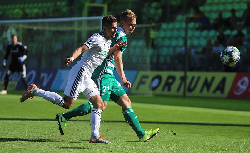 Karvinští fotbalisté (v bílém) proti Bohemians. Vlevo domácí Ondřej Lingr, vpravo Lukáš Pokorný.