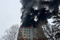 Požár bytu v Těšíně poničil i okolní byty.