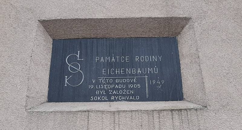Rychvald. Restaurace U Šárky, penzion U Smetany. Pamětní deska připomínající založení Sokola Rychvald v této budově v roce 1905.