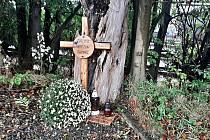 Takto vypadá v říjnu 2023 místo, kde 4. října 2003 v noci zahynuli při srážce s autem opilého podnikatele Zdeňka Bulawy tři českotěšínští policisté. U stromu, na který bylo auto vymrštěno, je křížek se jmény obětí nehody.