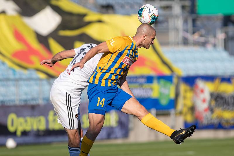 Ligové derby nepoznalo vítěze. Opava remizovala s Karvinou (v bílém) bez branek.