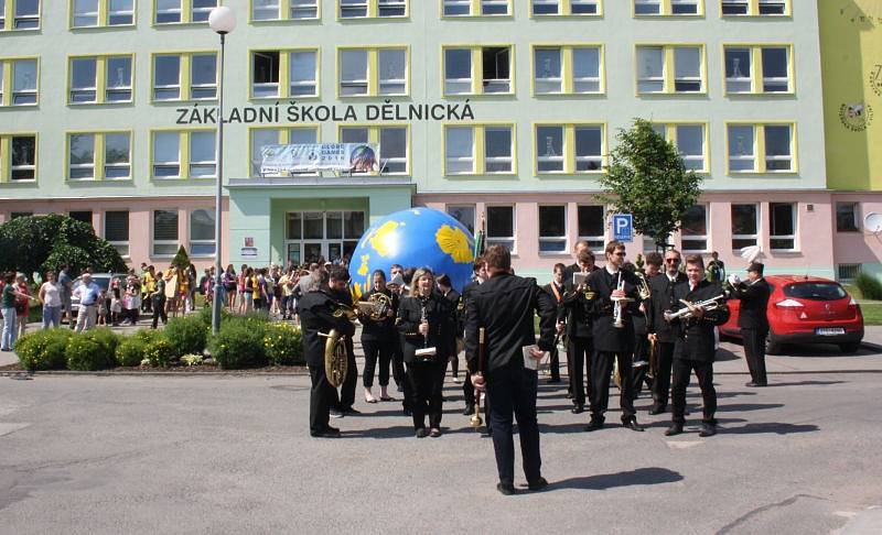 V sobotu proběhlo finále studentských GLOBE Games, které letos hostila Karviná. Na Masarykově náměstí se konal badataleský jarmark, kdy malí vědci představili veřejnsoti výsledky svého bádání a pokusů.