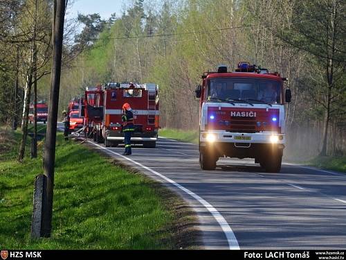 Požár, který vypukl v pátek odpoledne v Pežgovském lese, mezi Havířovem a Petřvaldem, se hasičům podařilo kolem sedmnácté hodiny dostat pod kontrolu.