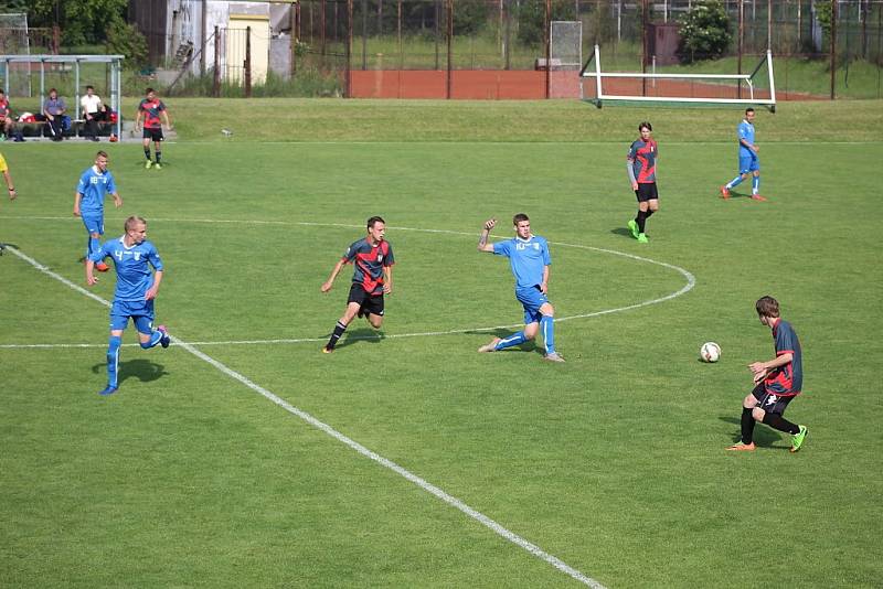 Havířovský dorost (v modrém) porazil Vsetín 6:0.