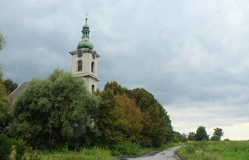 Karviná-Louky. Z původní obce zbylo torzo poté, co její velká část padla v 80. letech za oběť těžbě uhlí. Zůstal jen tarý kostel sv. Barbory stojí opuštěný v pusté krajině.