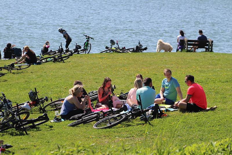 Lidé si užívali skoro letní počasí a houfně vyrazili l vodě. Pláže Těrlické i Žermanické přehrady byly v obležení cyklistů, ale i pěších se psy či rodinami s dětmi. 9. května 2021.