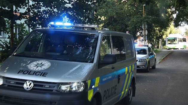 Policejní vozy ve Školní ulici v Havířově-Šumbarku. 