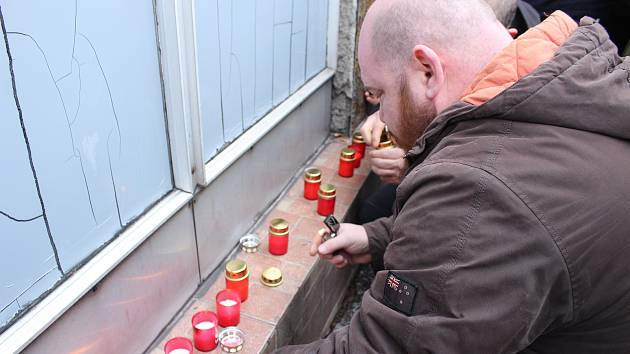 U stonavského Dolu ČSM někteří lidé zapalují svíčky za zahynulé horníky.