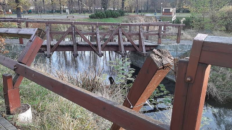 V parku Adama Sikory v Českém Těšíně čeká už skoro dva roky na opravu dřevěný mostek u jezírka.