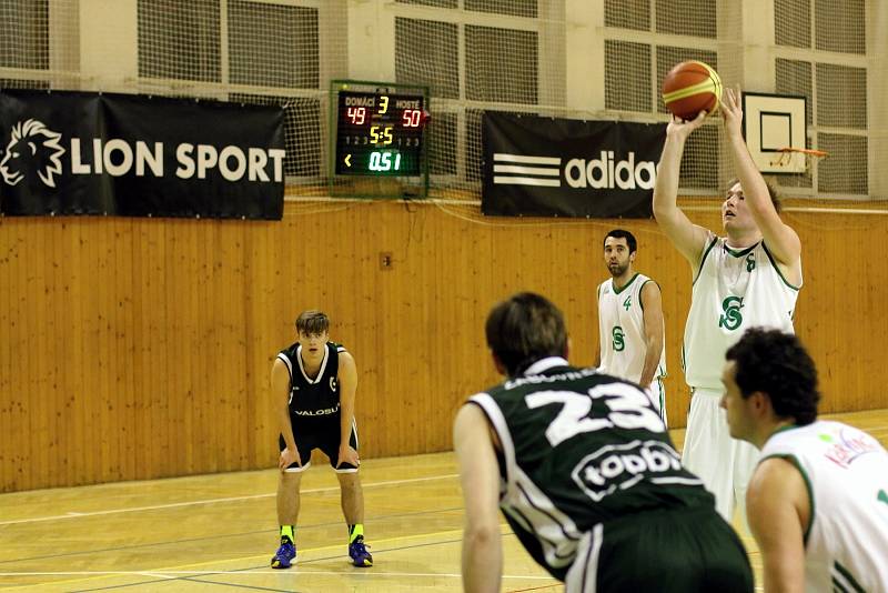 Basketbalisté Karviné (v bílém) zvládli víkend proti těžkým soupeřům z Brna.